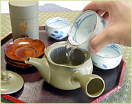 �D茶碗の湯を急須に注ぎ、蓋をして、茶種に合った浸出時間を守って待ちます